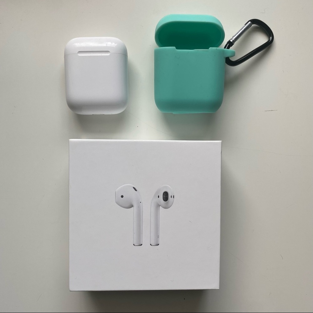 Apple AirPods 2nd Generation with Silicon Case